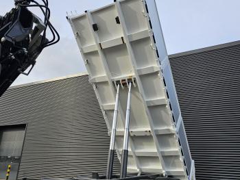 CF 530 8x4-4 / FASSI 27.5 t/m CRANE + TIPPER